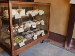 店先に並ぶパン