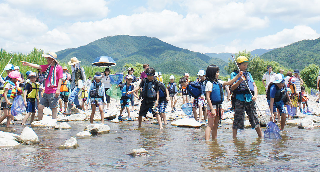 川で遊ぶ様子のイメージ写真