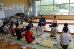 5・6年落語家、桂米二師匠による落語体験学習（7月10日）の画像1