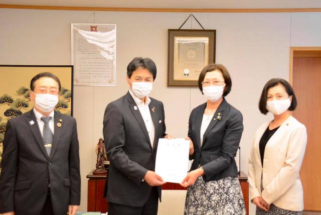 公明党亀岡市議会議員団から要望書を提出いただきましたの画像