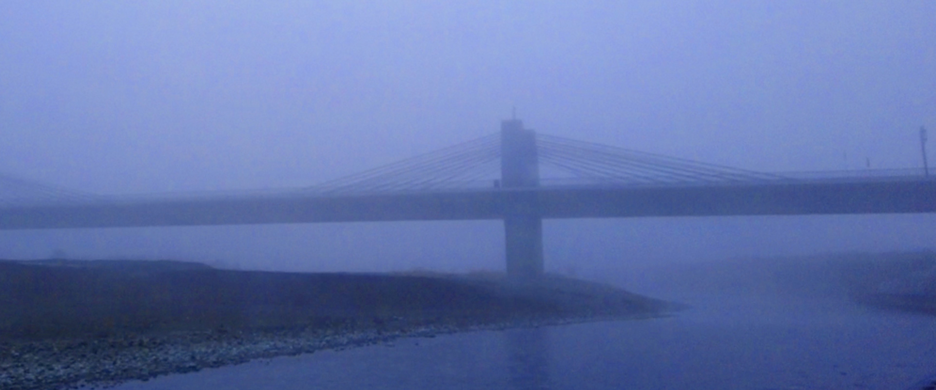 霧の保津橋の写真