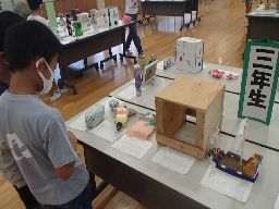 作品展鑑賞の様子