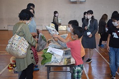 野菜販売の様子の画像