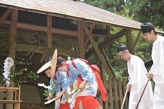 早乙女が田植えを模倣する画像