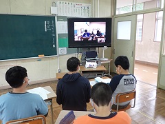 東別院小児童とのZoom会議中の画像