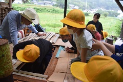 竹炭窯を除く児童の画像