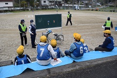 実技試験内容を聞く児童の画像