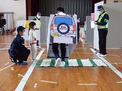 横断歩道を渡る画像