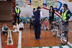 自転車に乗車する注意を学ぶ画像