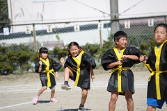 別院ソーランを踊る低学年の画像