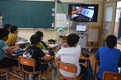 児童の教室での視聴画像