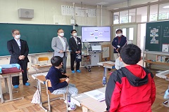 講師と学ぶ児童の画像