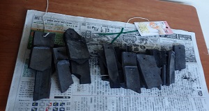 商品開発途中の竹炭の画像