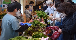 野菜も売れ行き好調ですの画像