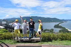 天橋立昇竜を背景に班写真の画像