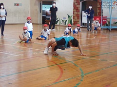 動きづくりの運動を展示してもらう画像