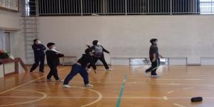 床から飛ばす児童らの画像