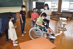 車椅子体験の画像