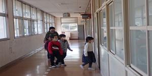 避難場所へ避難する児童らの画像