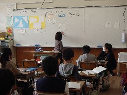 授業参観の様子　2年生教室