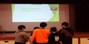 ICT機器の確認をする児童らの画像