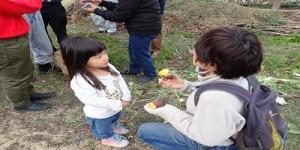 焼き芋を食べる幼児の画像