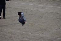 二重跳びを練習する2年児童の画像
