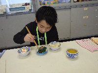 ホウレン草を実食する児童の画像