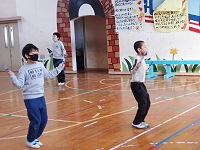 中堅学年の跳躍の画像