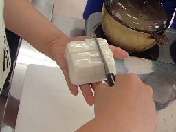豆腐を切る様子