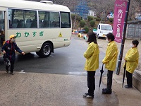 バス通学児童の到着の画像