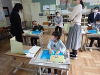 授業参観の教室の画像