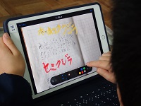 タブレットに文字を書く画像