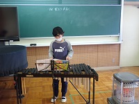 【画像】木琴を演奏する児童