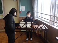 木琴を演奏する児童の画像