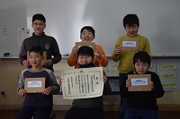 将棋と賞状を手にする高学年児童等の画像