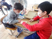 京都府産桧の将棋に興じる児童の画像