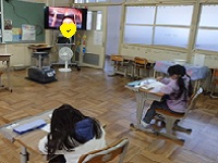 ソーシャルディスタンスとタブレトを用いた授業風景の画像