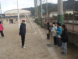 6年生が3年生に教える様子