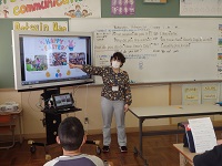 TV画面を活用したALTの授業の画像