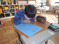 木版画を彫る児童の画像