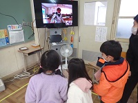Zoom接続環境を確認する児童らの画像