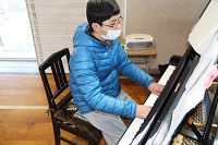 得意なピアノを弾く児童の画像