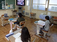 小木小学校のプレゼンに耳を傾ける児童の画像