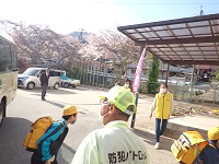 挨拶を交わす児童の画像