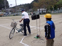 交差点での自転車の動き方をチェックする児童らの画像