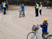 自転車コースをチェックする児童らの画像