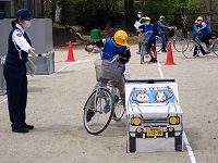 停車車両を追い越す安全確認を学ぶ児童の画像