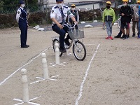 スラローム技術を展示する署員さんの画像