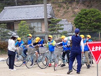 自転車走行前の安全確認を済ませ乗り込む児童らの画像